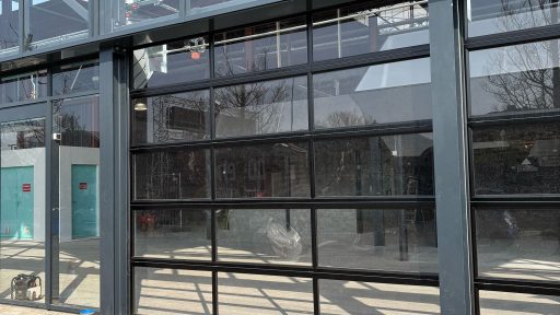 Compact deur met glazen panelen bij De Bazaar in Beverwijk