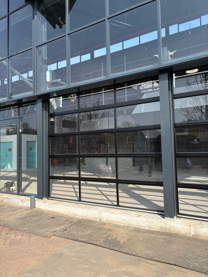 Compact deur met glazen panelen bij De Bazaar in Beverwijk