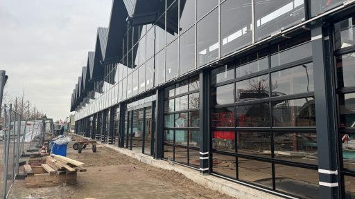 Zwarte lijsten rondom glazen panelen van de Compact deur