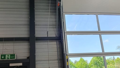 Ruimtebesparende werkplaatsdeur