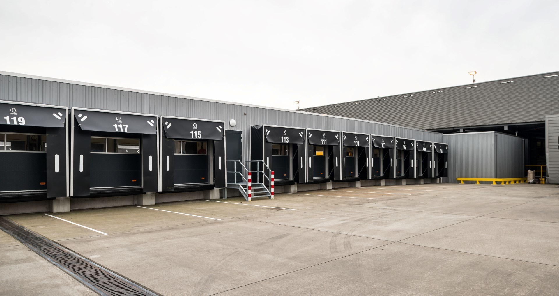DHL-distributionscenter med Compact dörrar