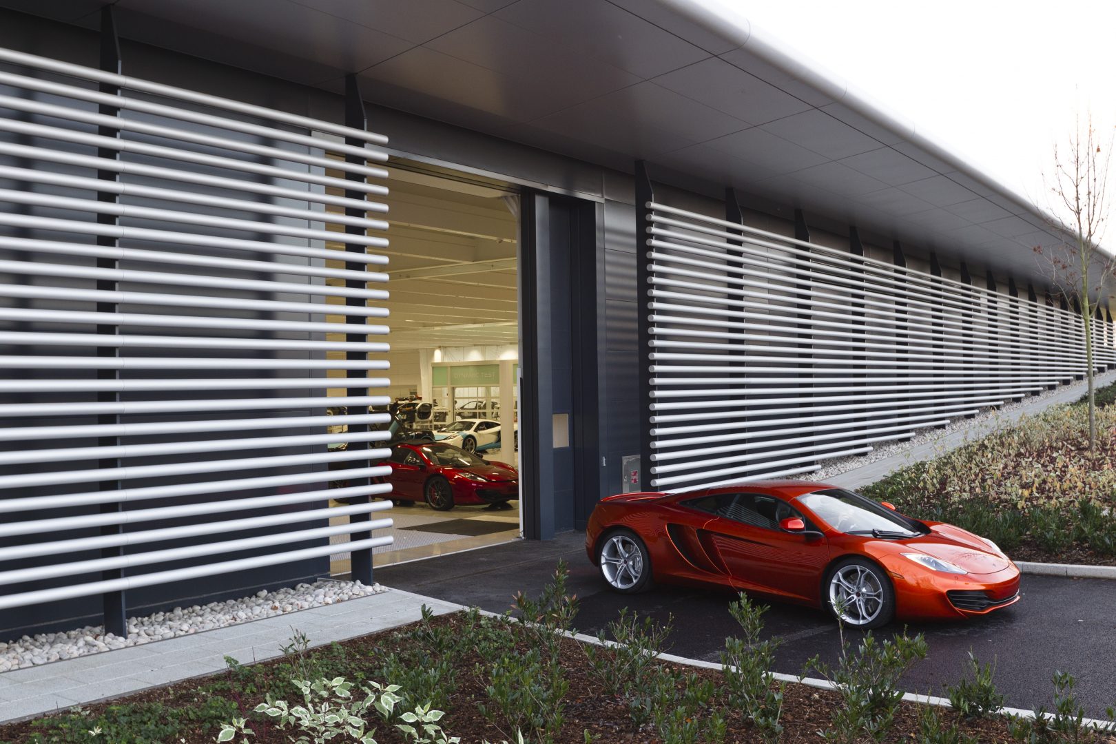 McLaren teknologicenter med Compact vikbara dörrar