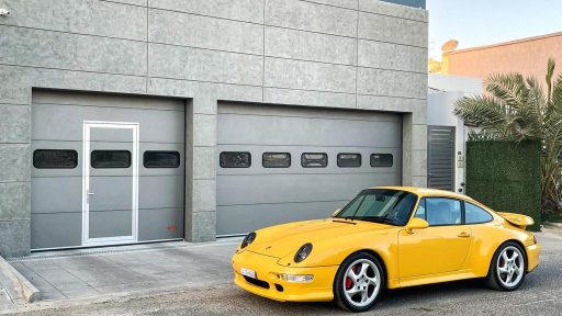 Compact rulleport med dør i villaen Compact rulleport med dør i villaen