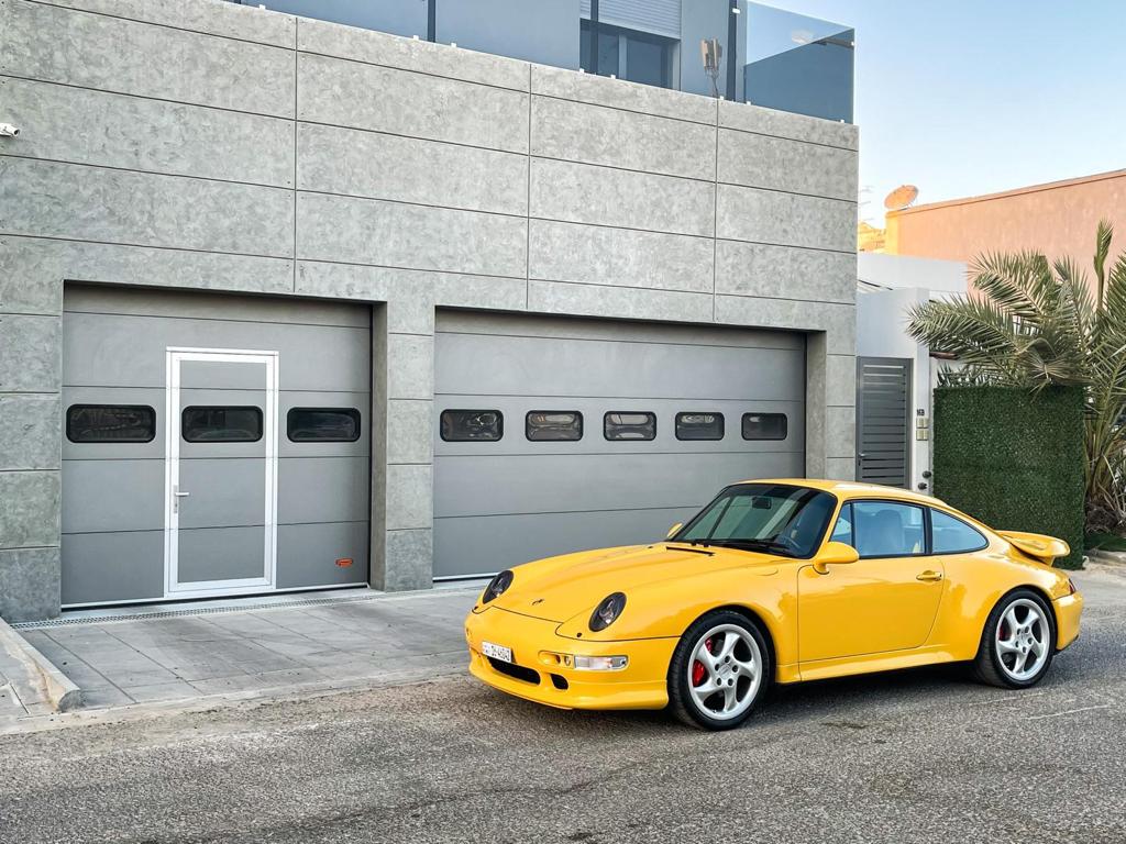 Compact rulleport med dør i villaen Compact rulleport med dør i villaen