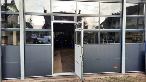 Compact rulleport med integrert dør Compact rulleport med integrert dør