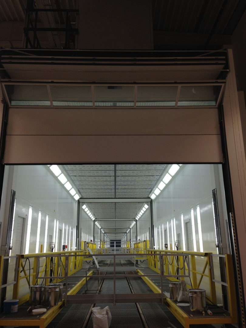 Kabina lakiernicza w MIVB-STIB z kompaktowymi drzwiami składanymi