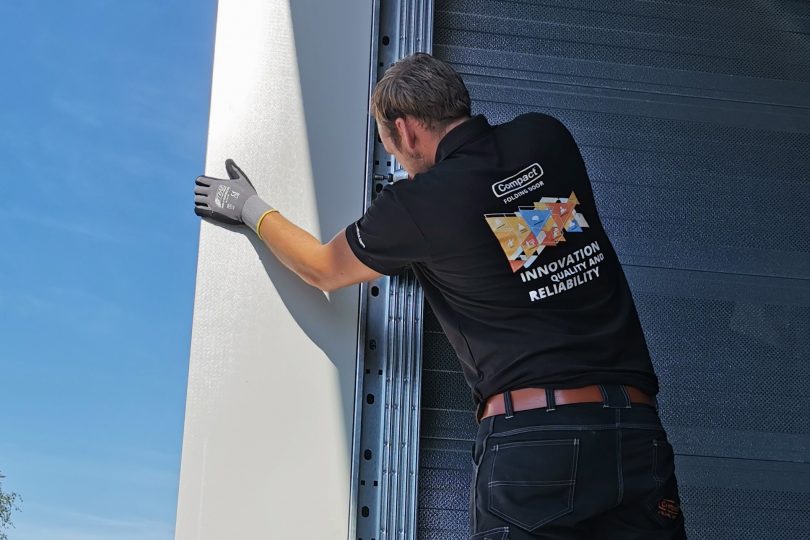 Fitter installerar Compact vikport Fitter installerar Compact vikport