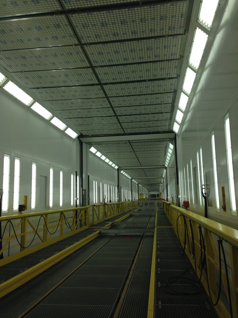 Kabina lakiernicza w STIB z brama Compact