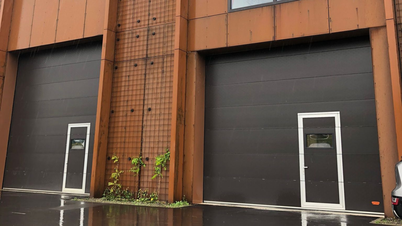 Brama rolowana Compact z drzwiami