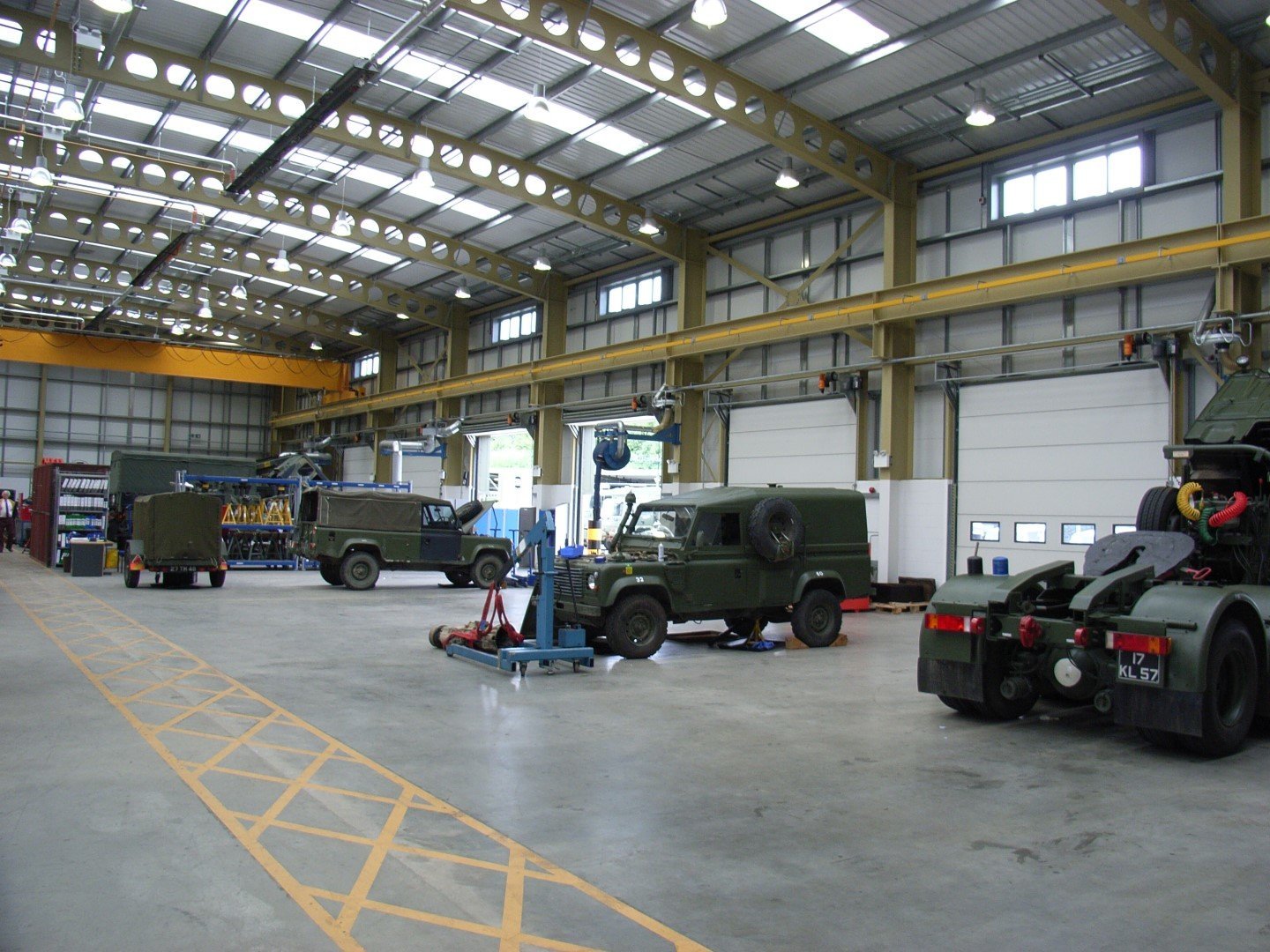 Inuti baracker med kran