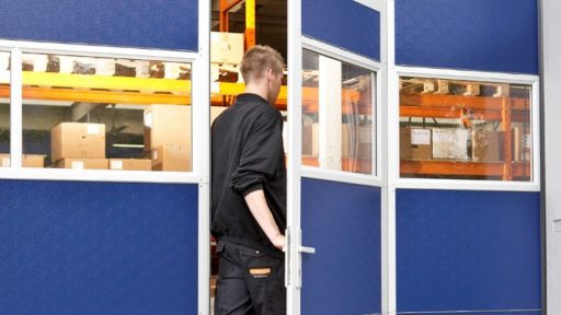 Gångdörr i blått Compact dörr i industriell miljö