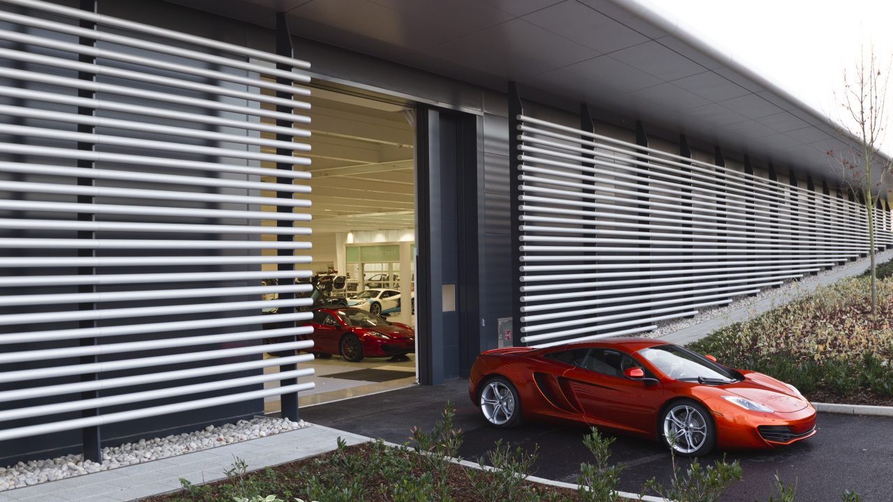 McLaren teknologicenter med Compact vikbara dörrar