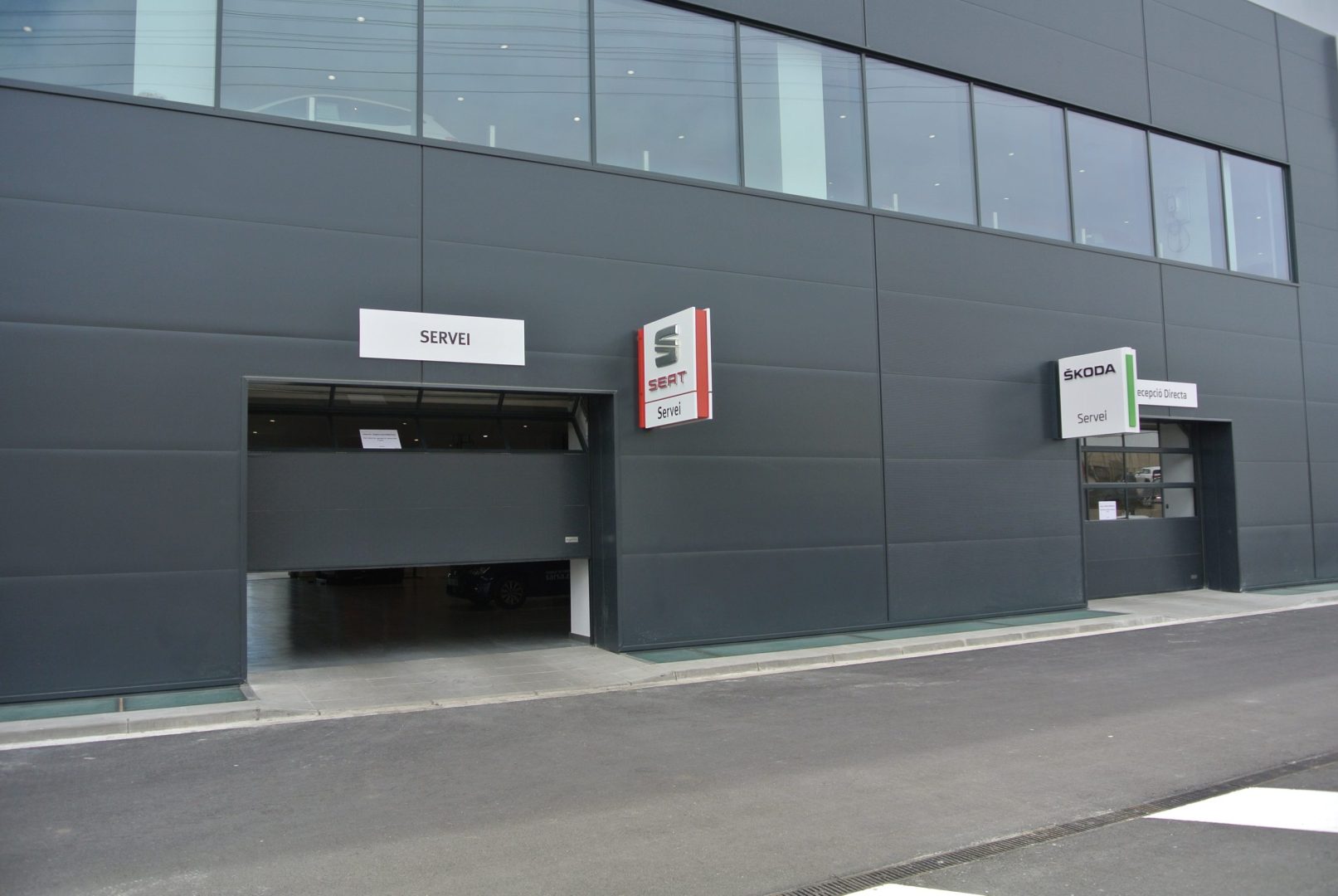 Compact-portar i byggnad - vy från utsidan