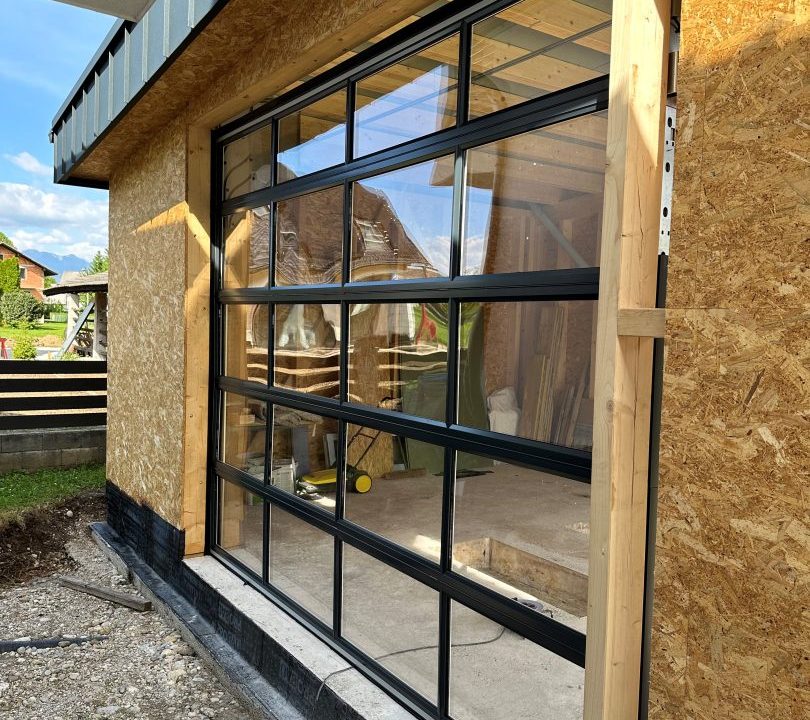 Compact garageport med heltäckande siktpaneler
