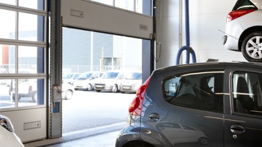 Compact-port i ett garage hos en Peugeot-återförsäljare