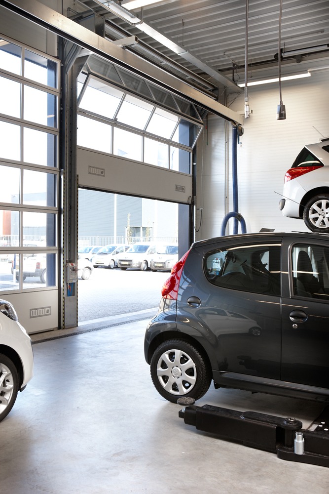 Compact-port i ett garage hos en Peugeot-återförsäljare