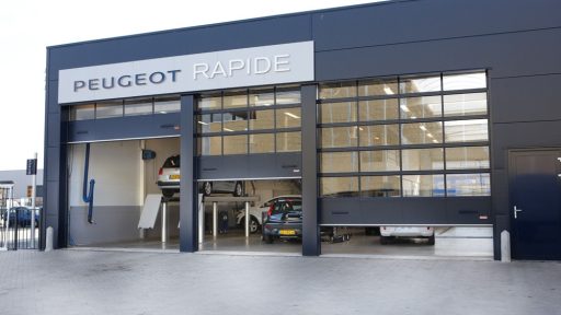 Compact-portar hos en Peugeot-återförsäljare i aktion